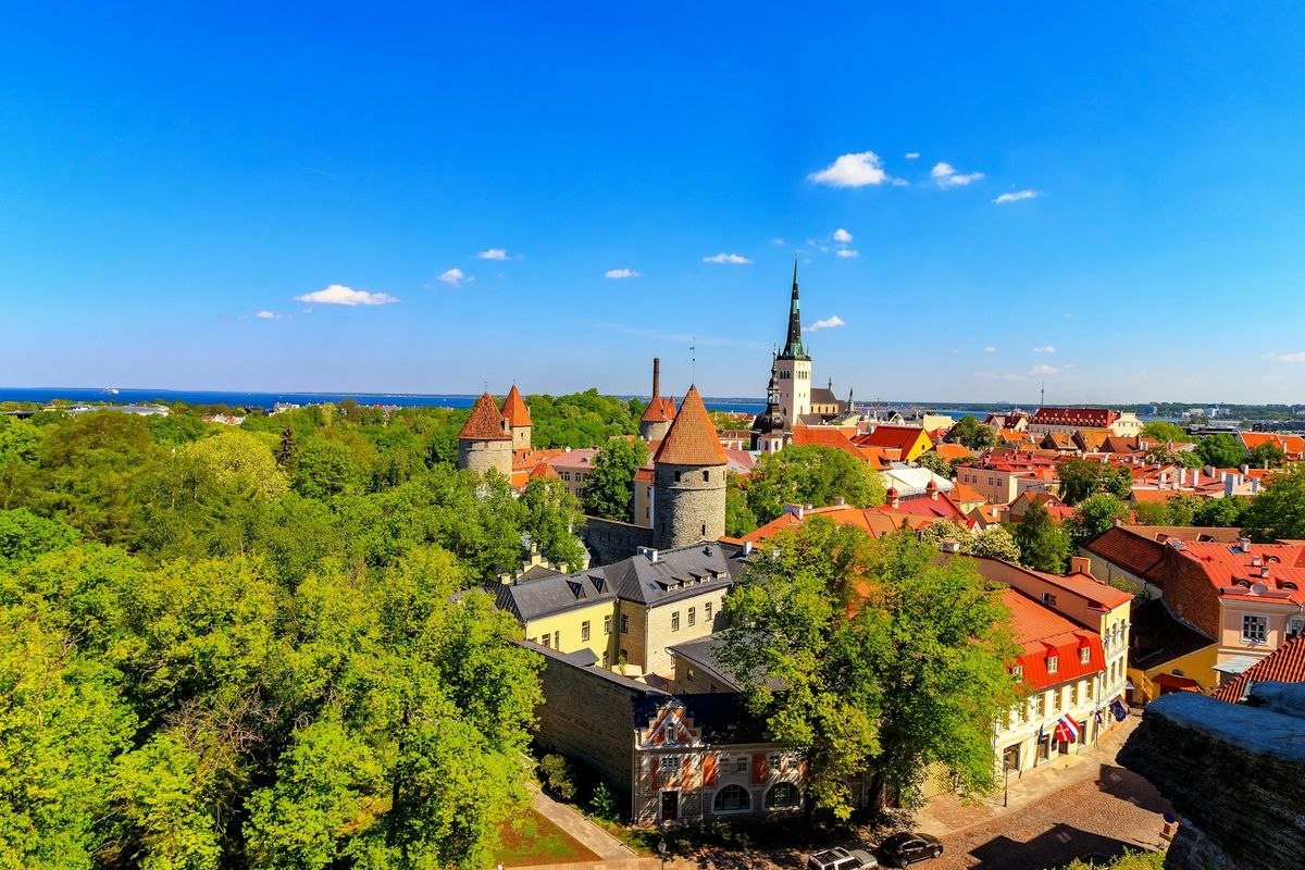Tallinns middelalderske gamleby med tårn