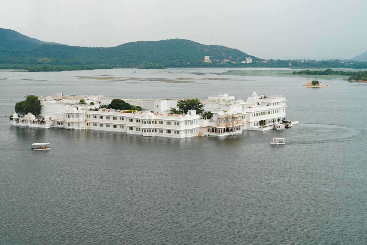 Innsjøpalasset i Udaipur ved Pichola-sjøen