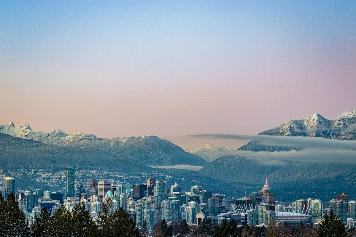 Vancouvers skyline med snødekte fjell