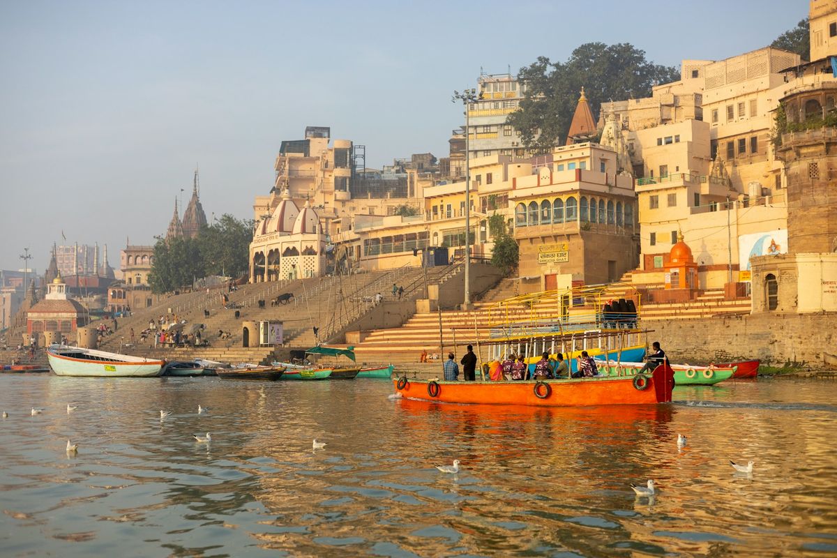 Båter på Ganges ved ghatene i Varanasi