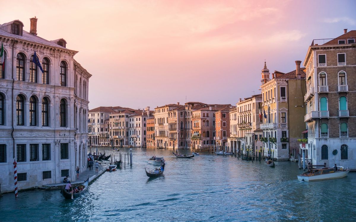 Gondoler pa Canal Grande mellom bygninger i Venezia