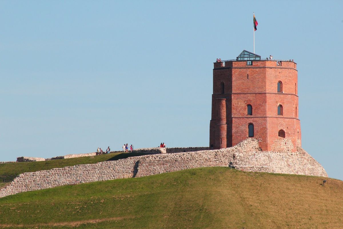 Gediminas-tårnet med Litauens flagg på høyden over Vilnius