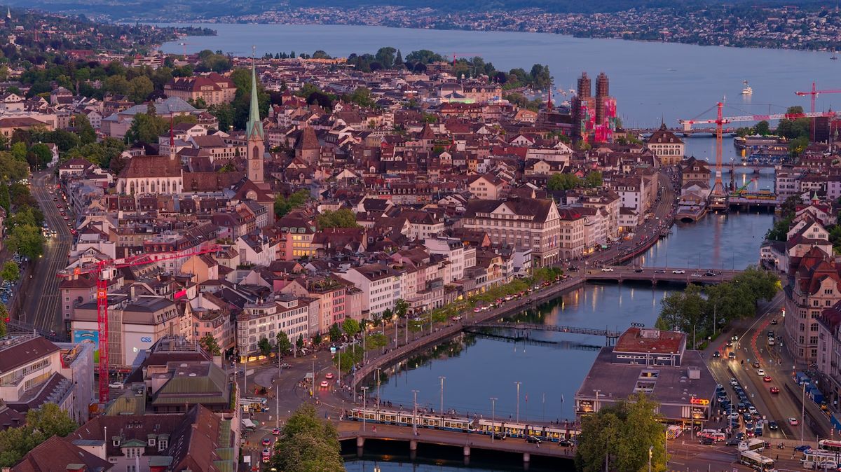 Zürich i skumring med innsjø og gamleby