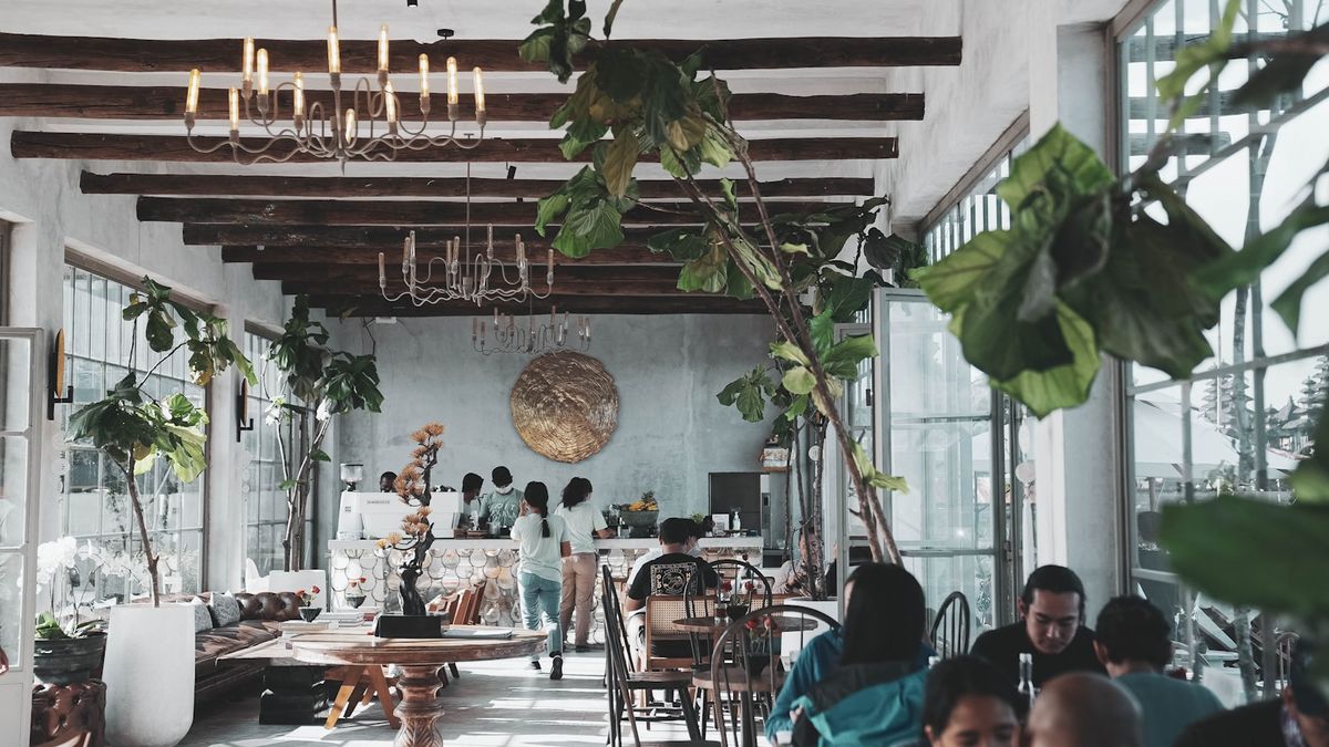 Folk i coworking-kontor i Asia