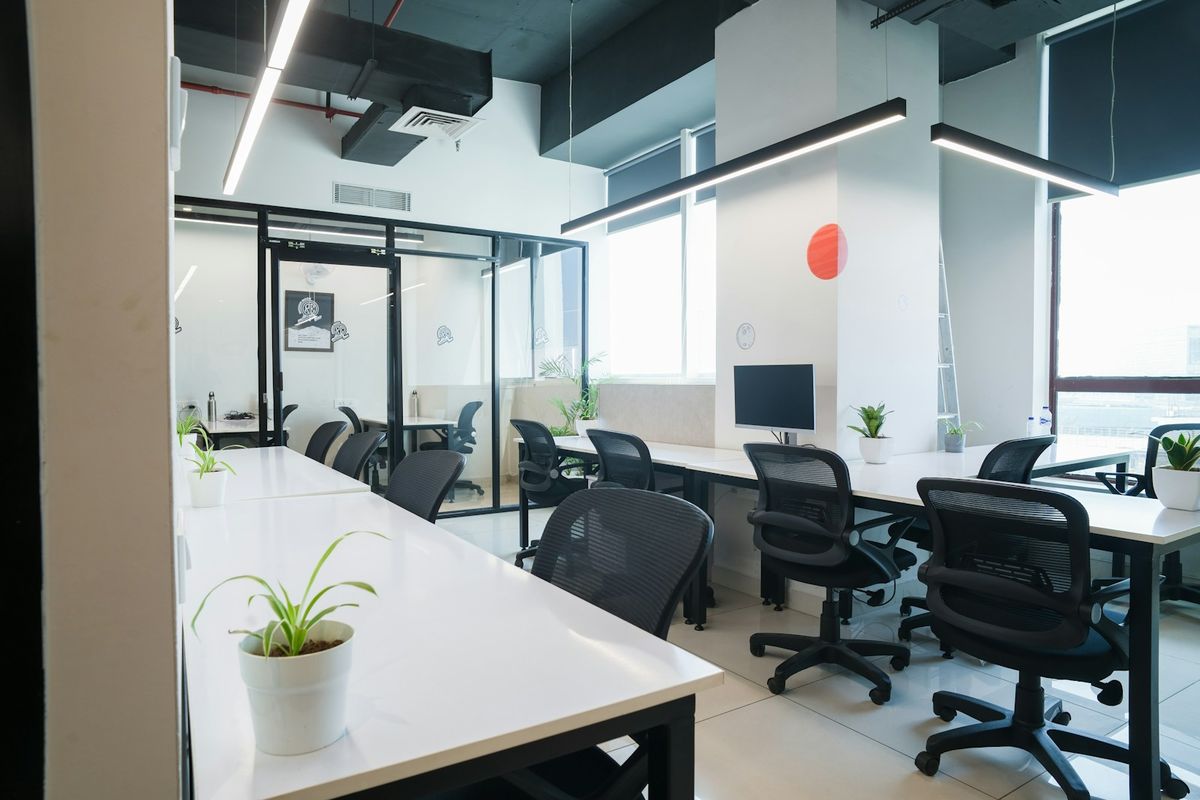 Moderne coworking-lokale med arbeidsplasser