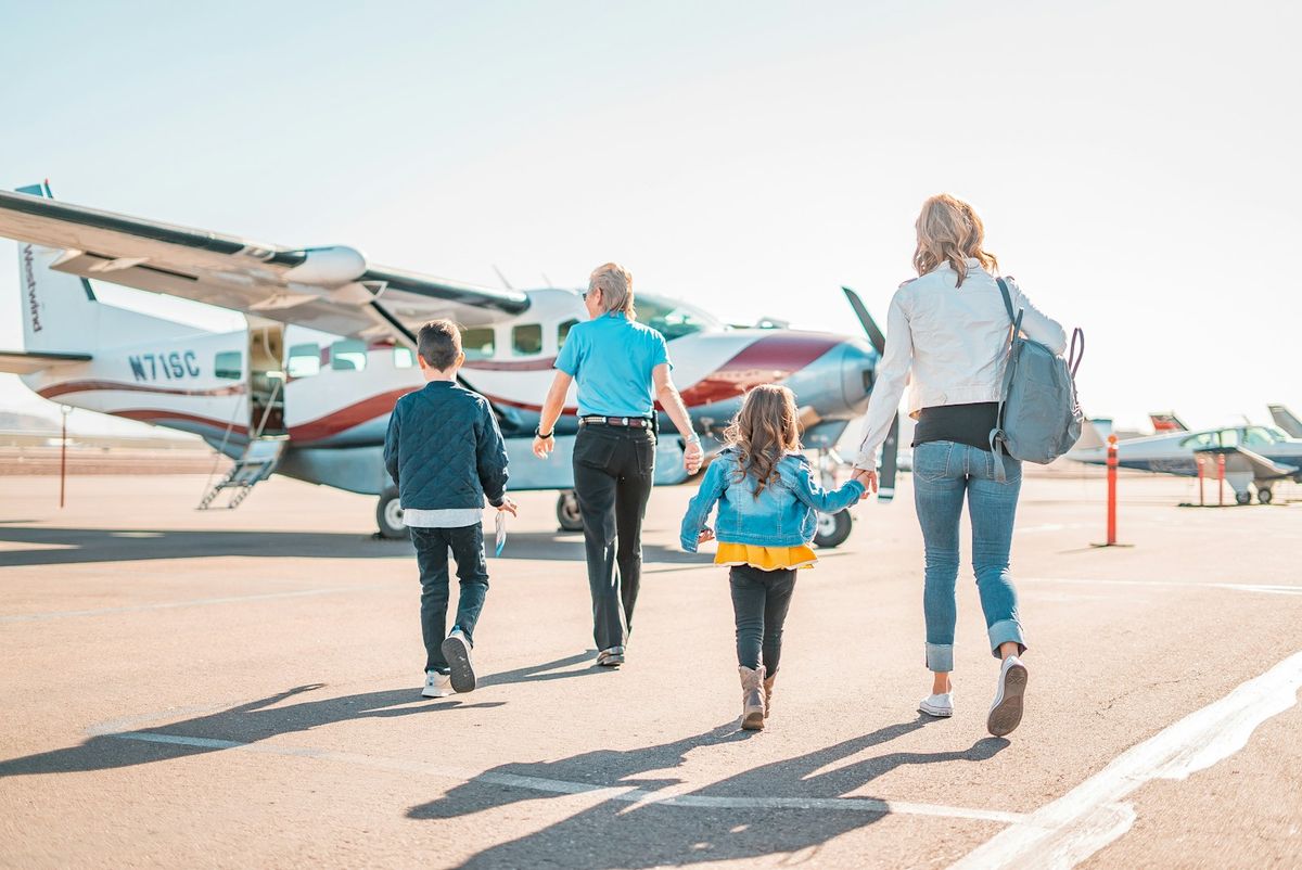 Familie pa vei til flyet pa reise
