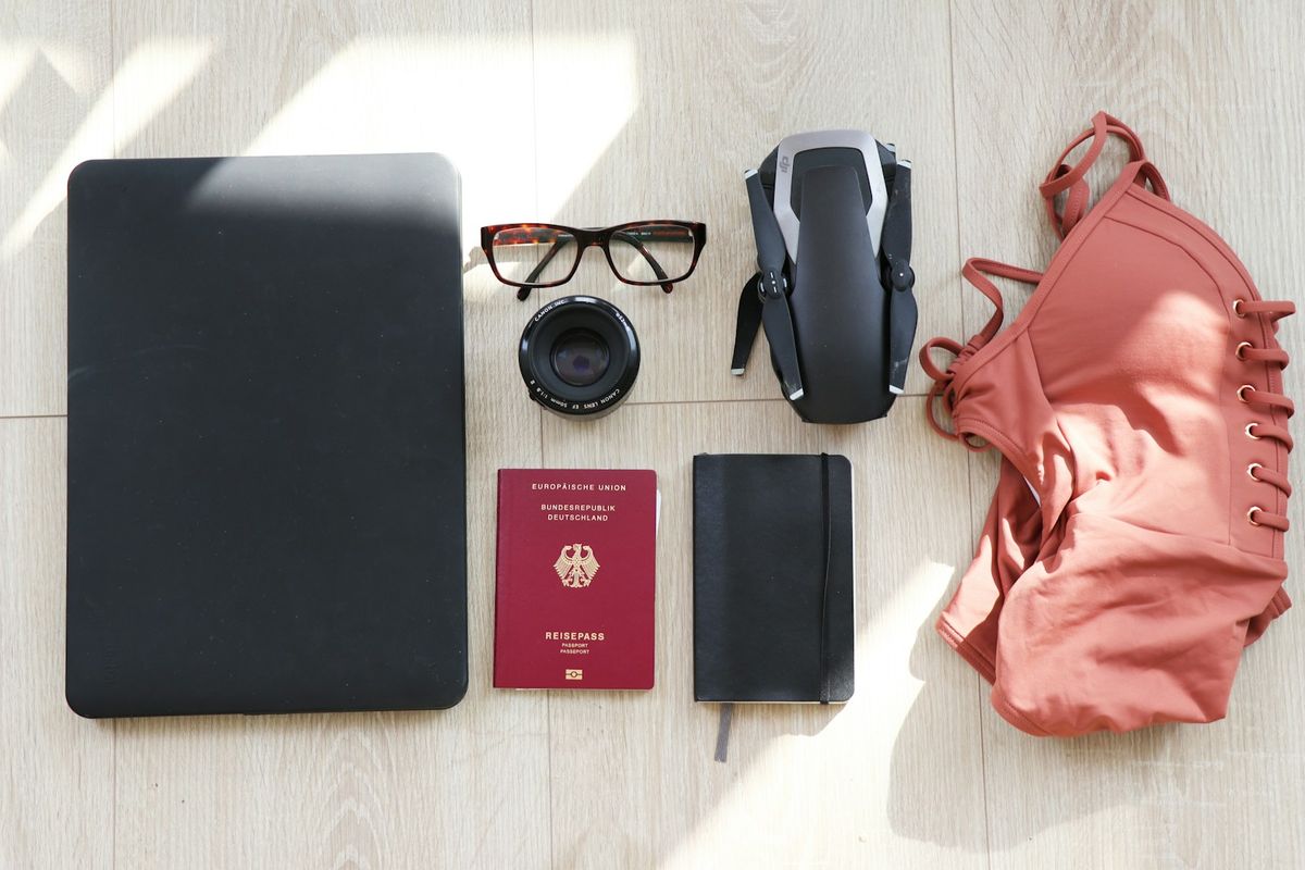 Pass, laptop og reisedokumenter på bord