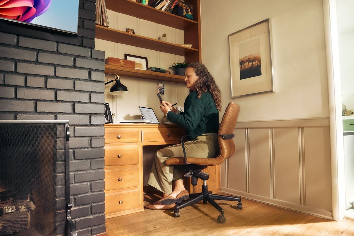 Kvinne jobber ved skrivebord pa hjemmekontor