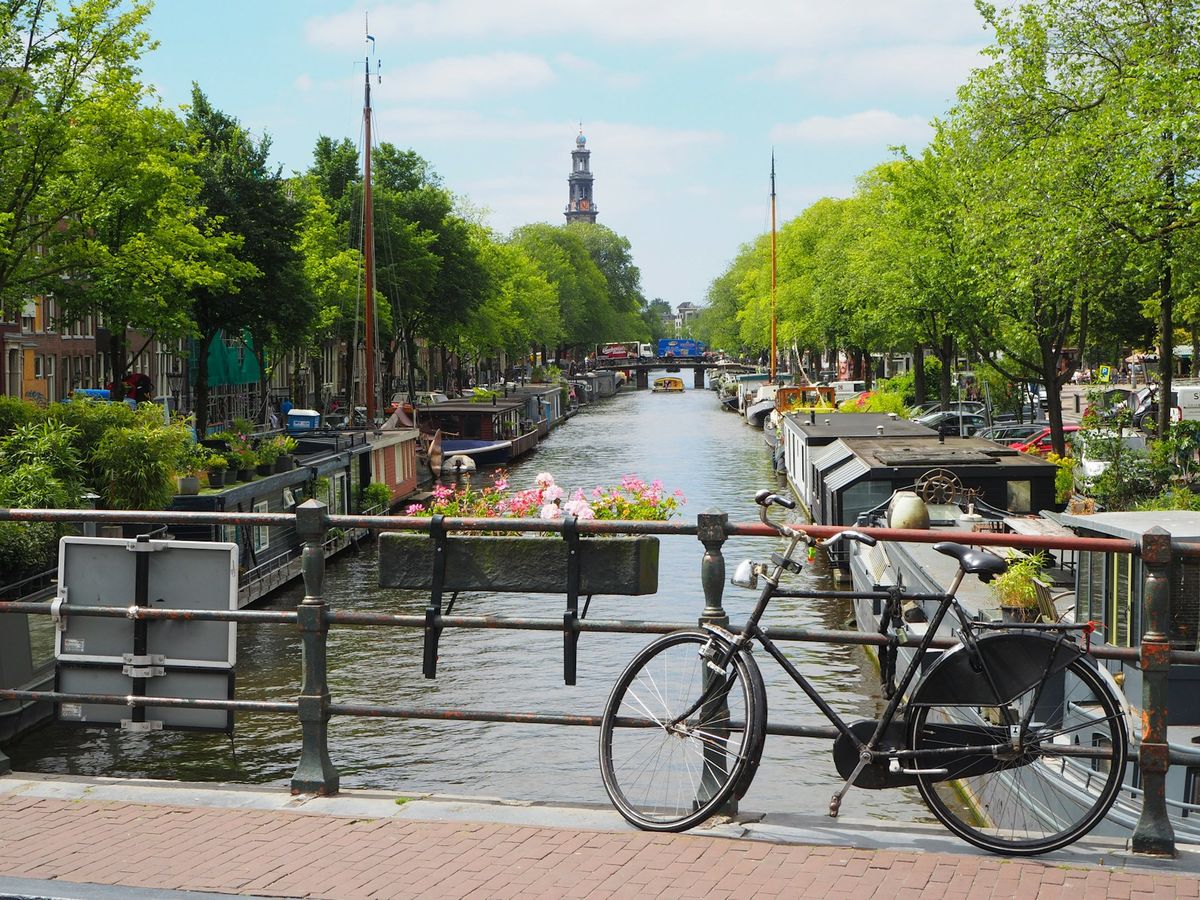 Bysykkel ved kanalen i Amsterdam