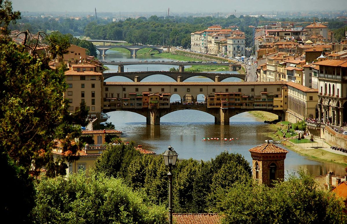 Ponte Vecchio over elven Arno i Firenze