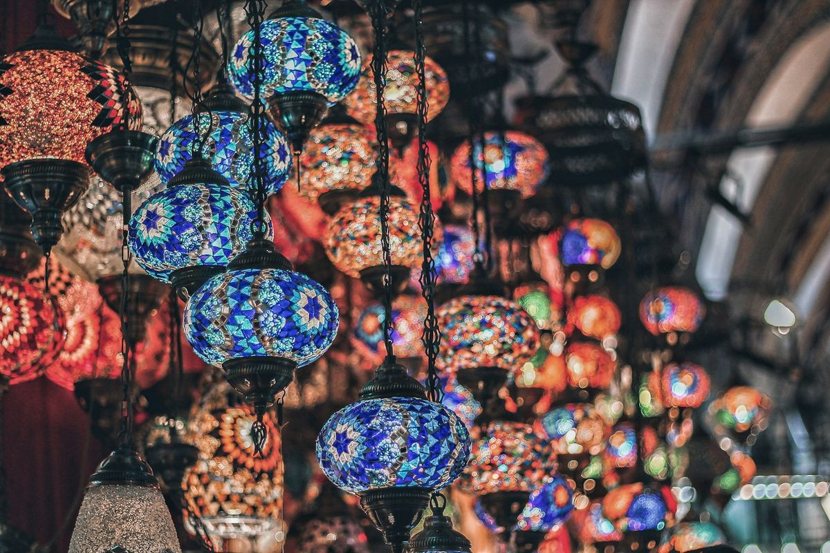 Fargerike tyrkiske lamper i basaren i Istanbul
