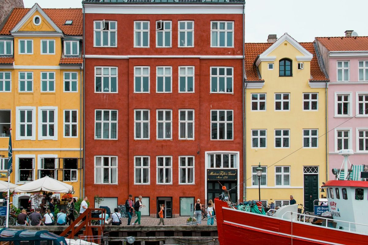 Fargerike hus og bater i Nyhavn i Kobenhavn