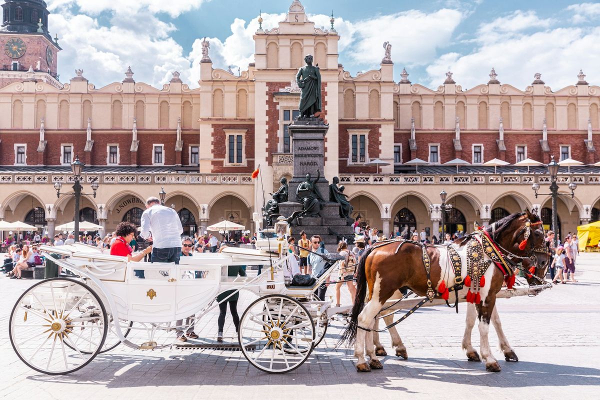 Hestedrosjer pa Hovedtorget i Krakow