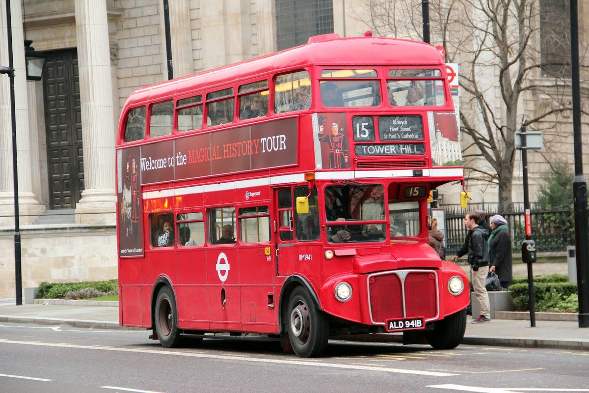 Rod dobbeltdekkerbuss i London