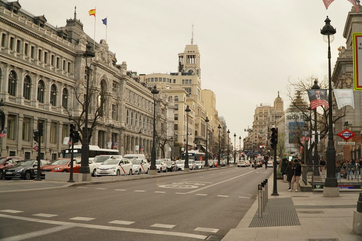 Gran Via-gaten med hoye bygninger i Madrid