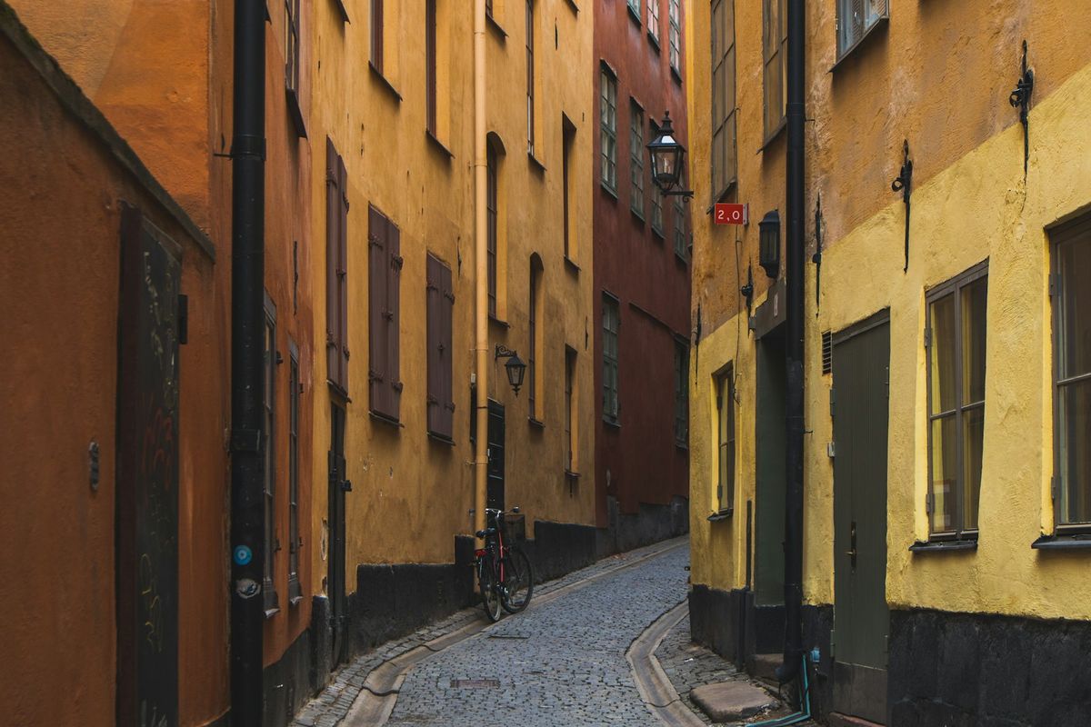 Brosteinsgate med gule bygninger i Gamla Stan i Stockholm
