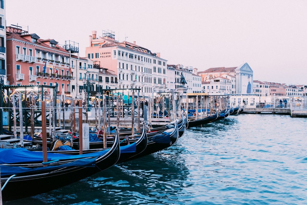 Gondoler pa kanalen i Venezia