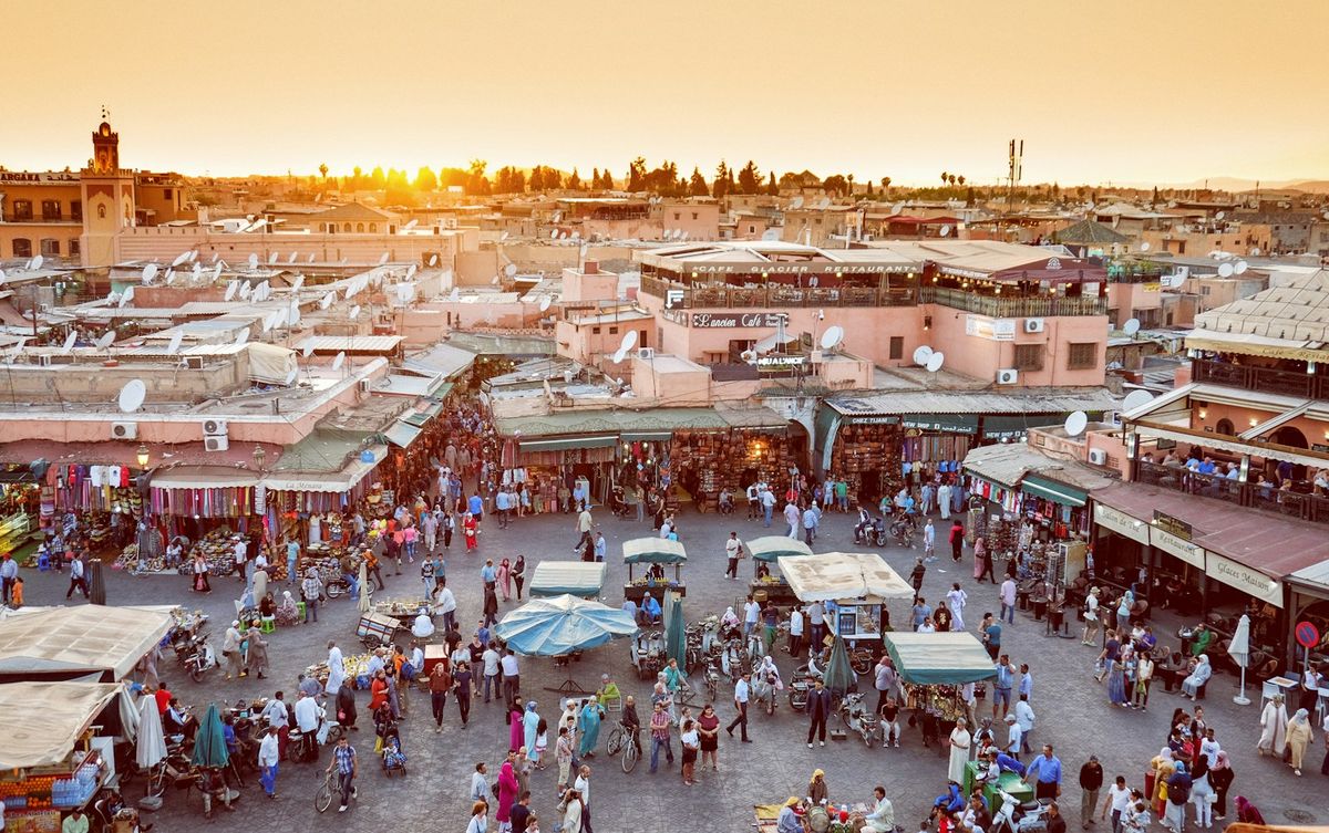 Folkeliv pa Jemaa el-Fnaa-markedet i Marrakech