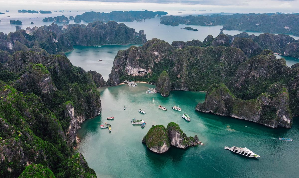 Aerial utsikt over øyene i Ha Long-bukta i Vietnam