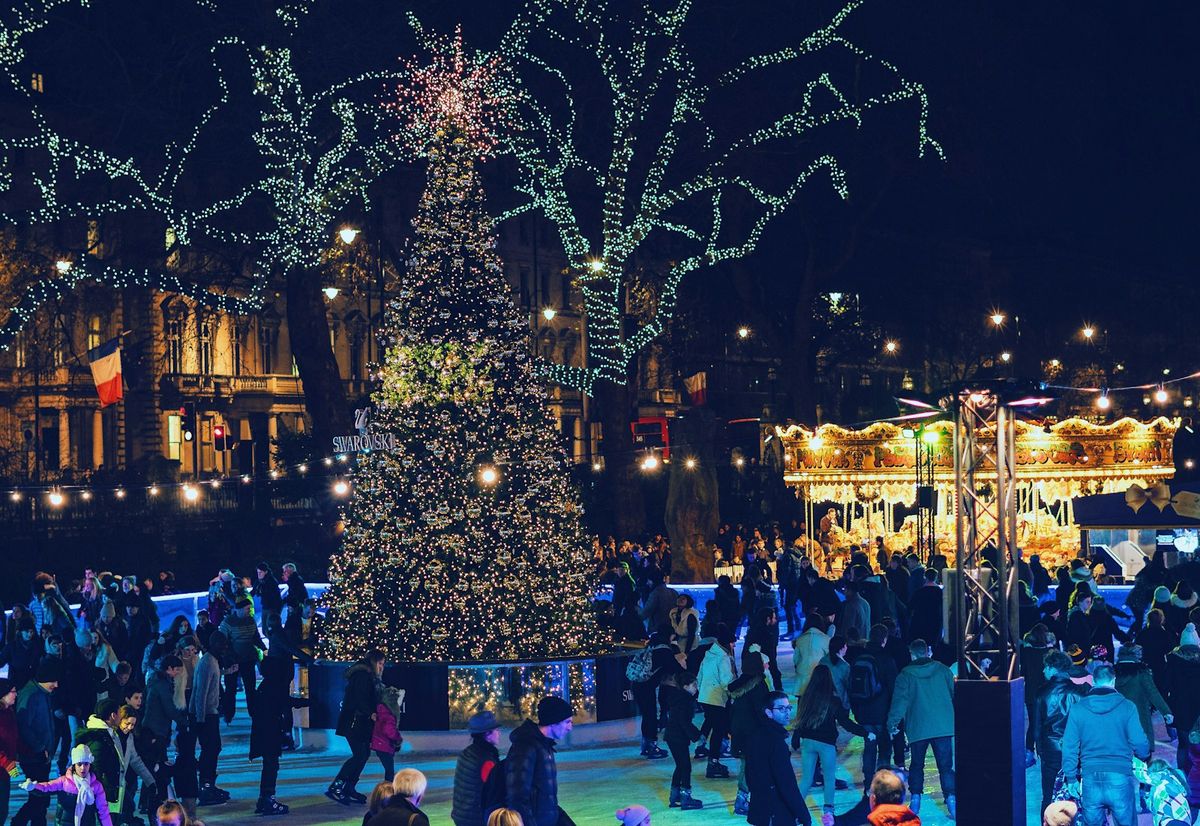 Folkemengde ved juletre på julemarked i Europa