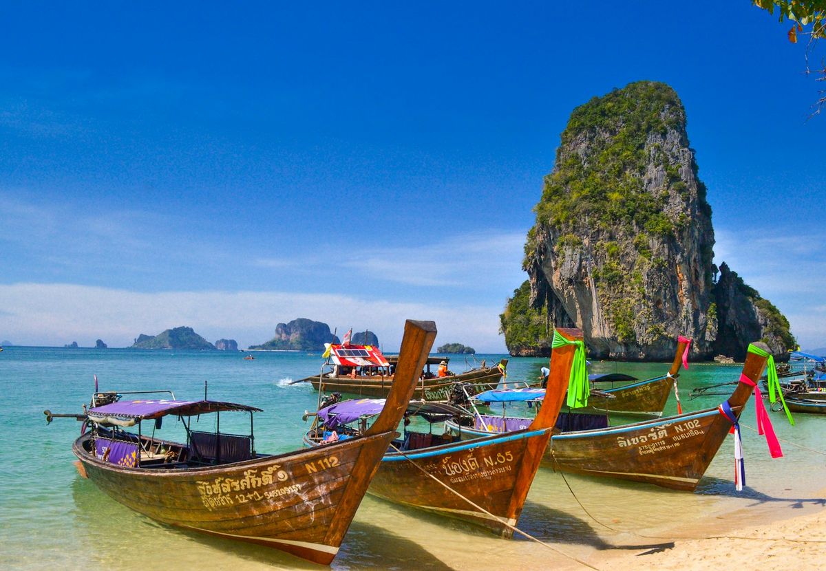 Tradisjonelle båter på paradisstrand i Thailand