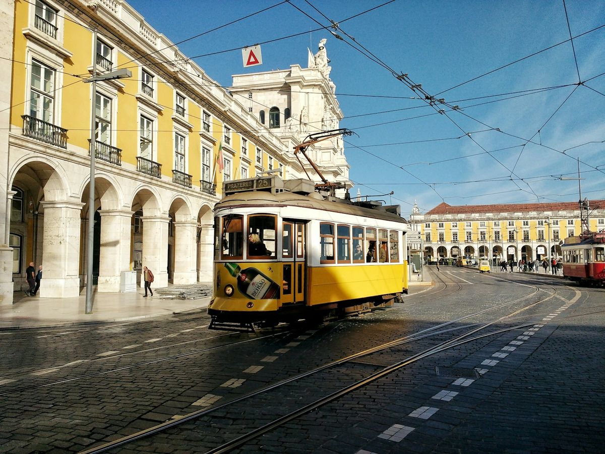 Gul sporvogn i en gate i Lisboa i Portugal