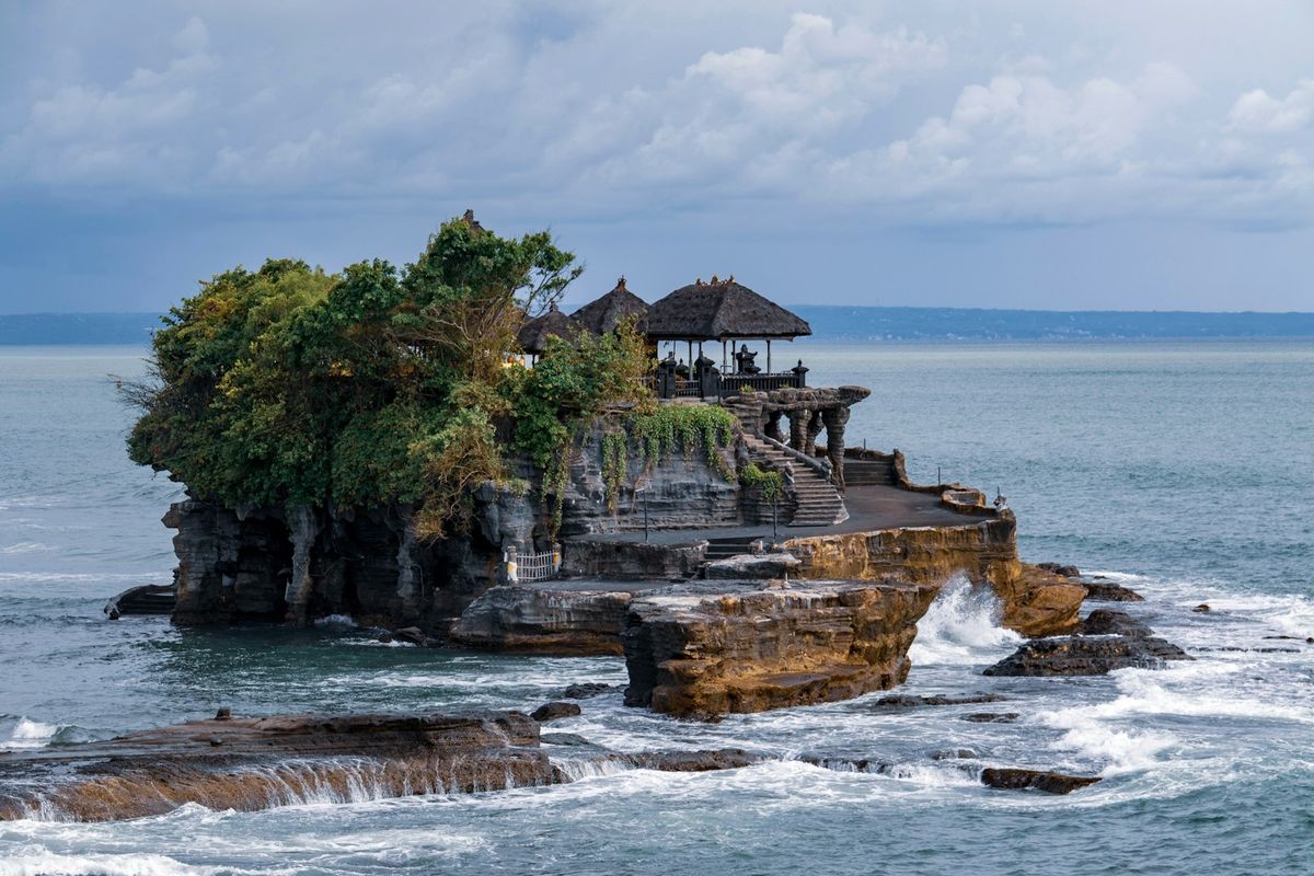 Tempel pa klippe ved havet pa Bali