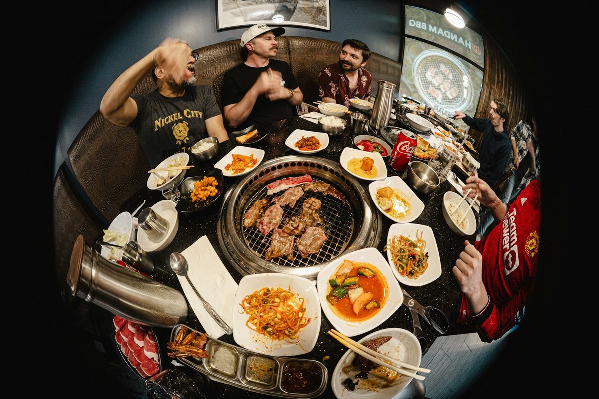 Koreansk grillmat med mange retter