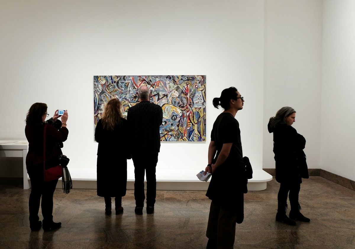 Mennesker foran et maleri i kunstgalleri