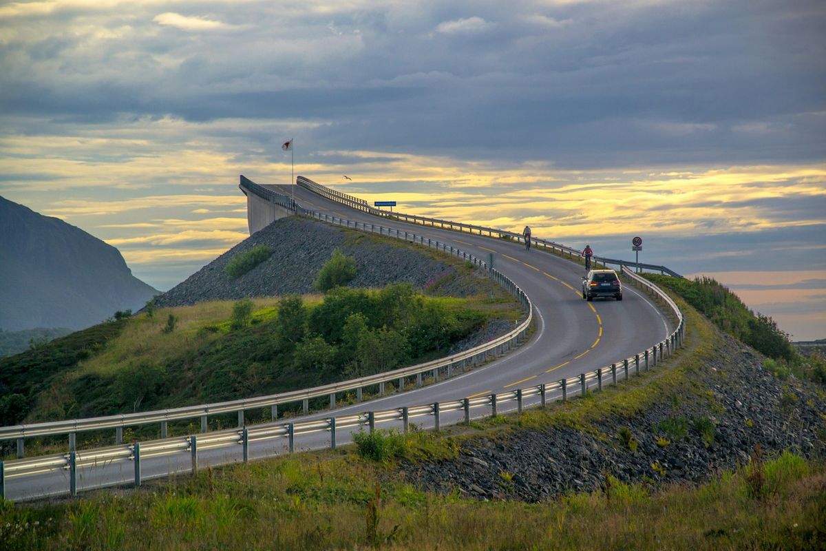Svingete fjellvei pa Vestlandet i Norge