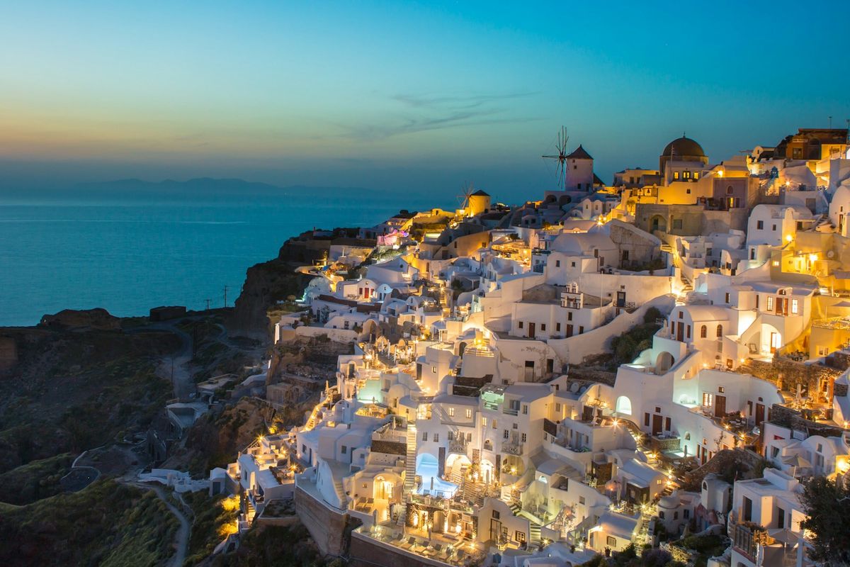 Hvite hus paa klippene i Santorini med utsikt over havet