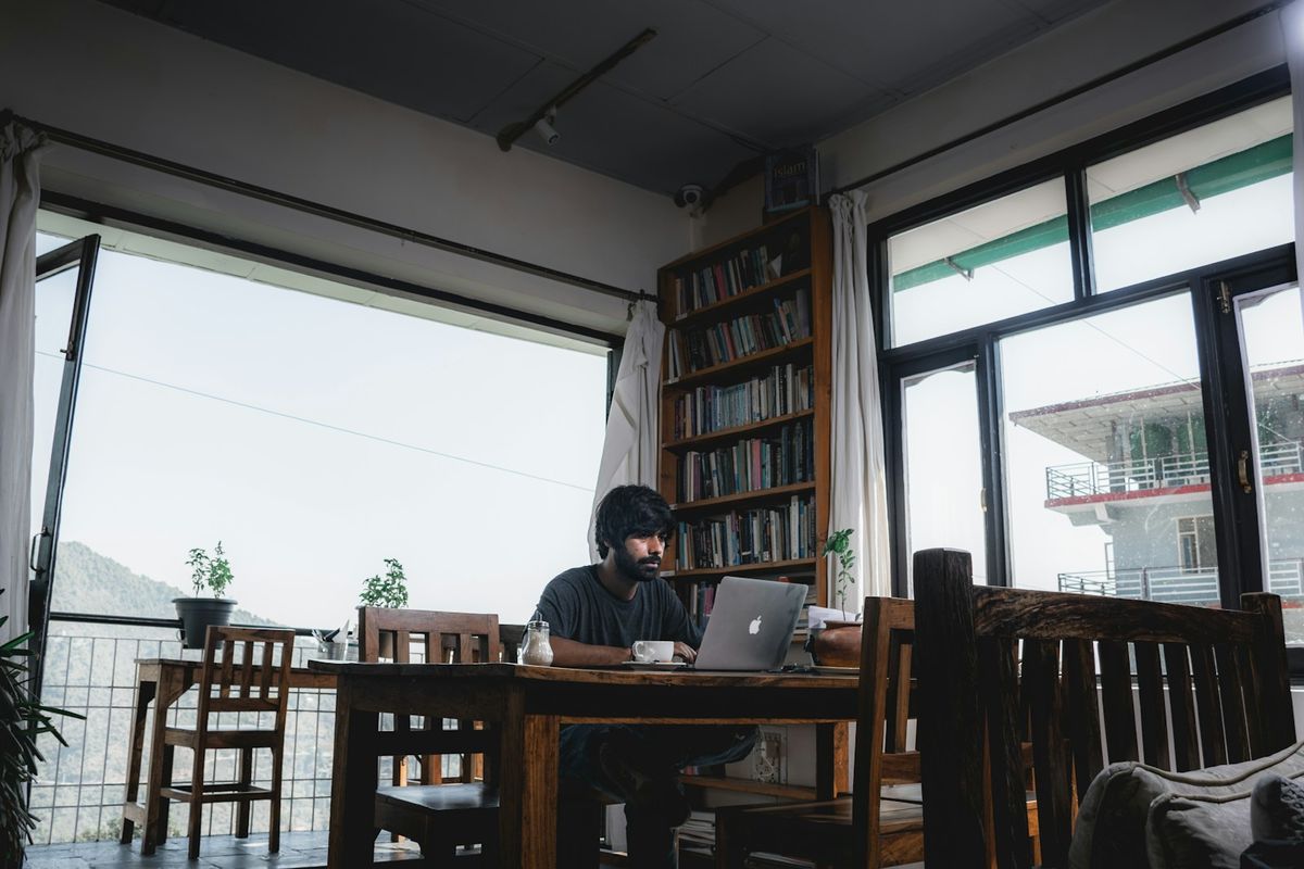 Person jobber paa laptop paa kafe