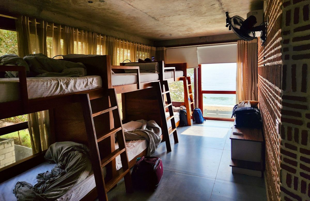 Rom med koeyesenger ved vindu paa hostel