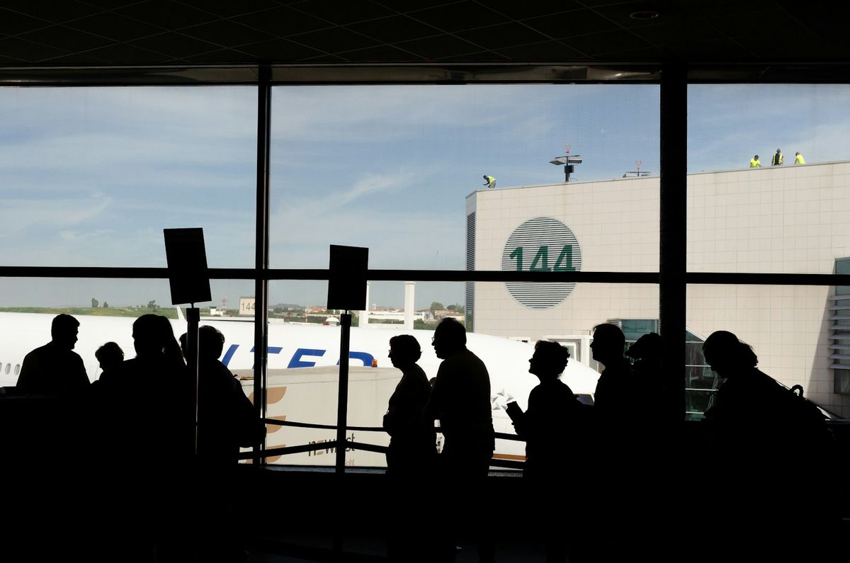 Reisende ved vindu på flyplass