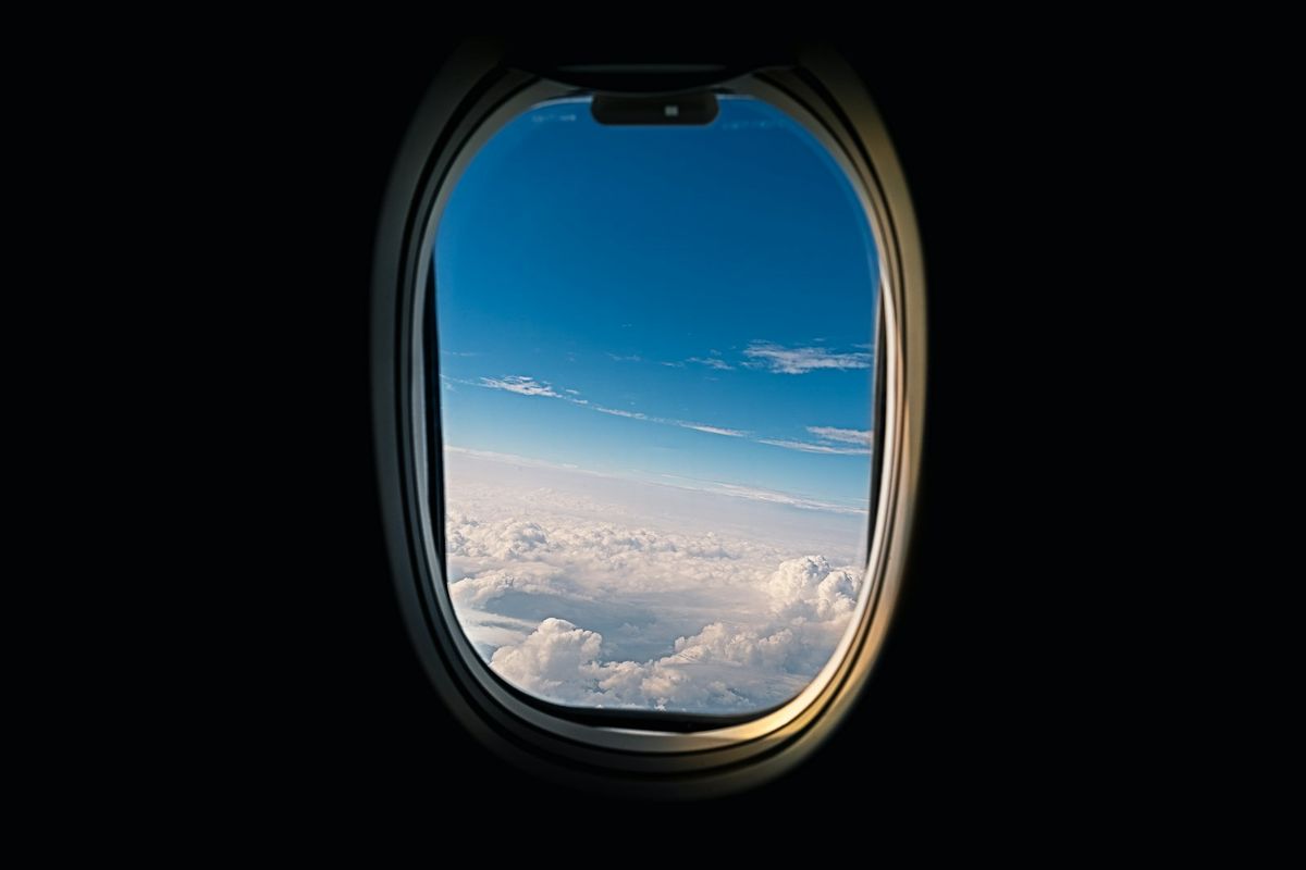 Utsikt fra flyvindu over hvite skyer