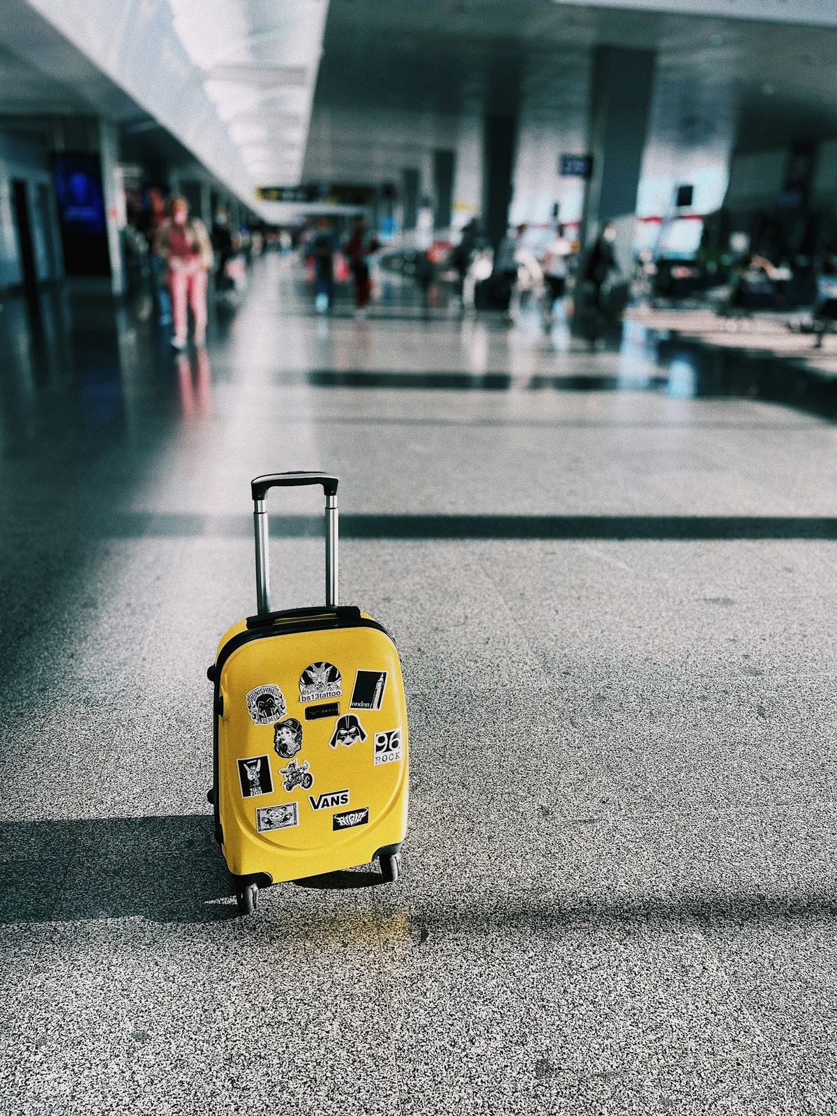 Håndbagasjekoffert på flyplass