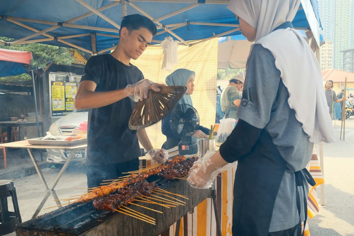Grilling av satay paa gatekjoekken