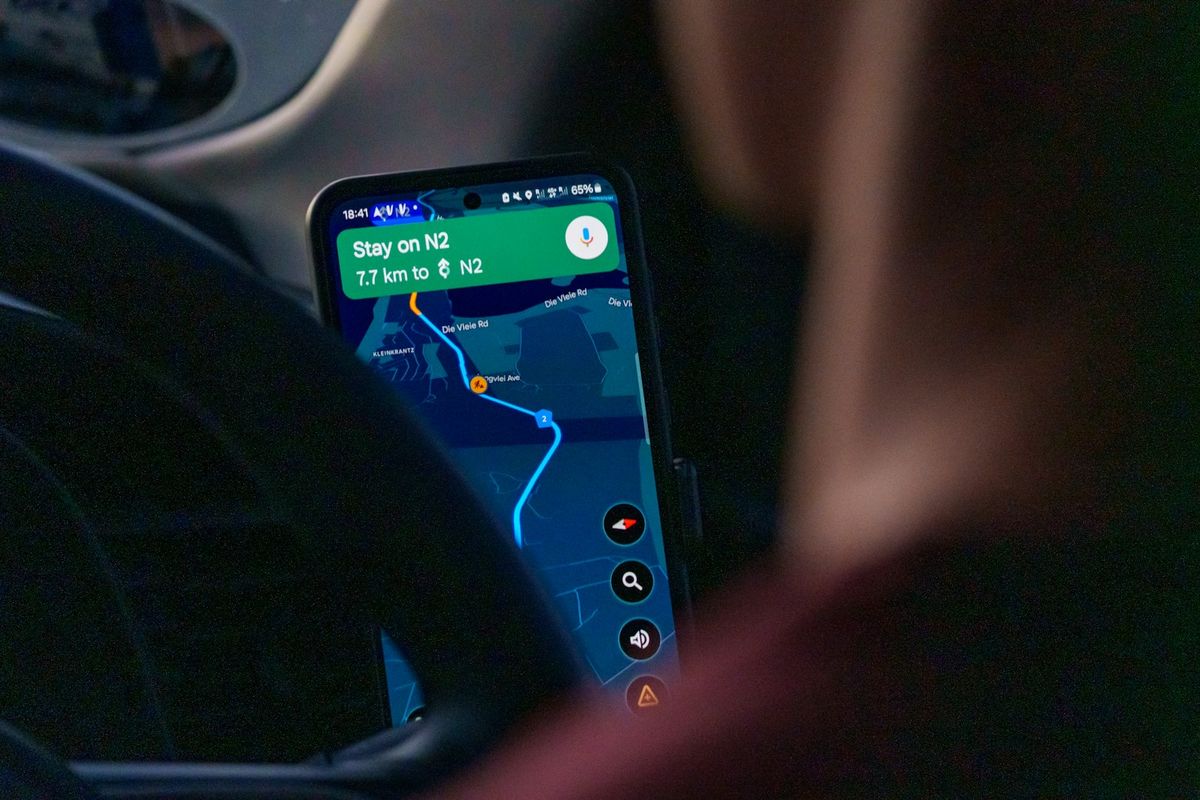 Person bruker navigasjonsapp på smarttelefon