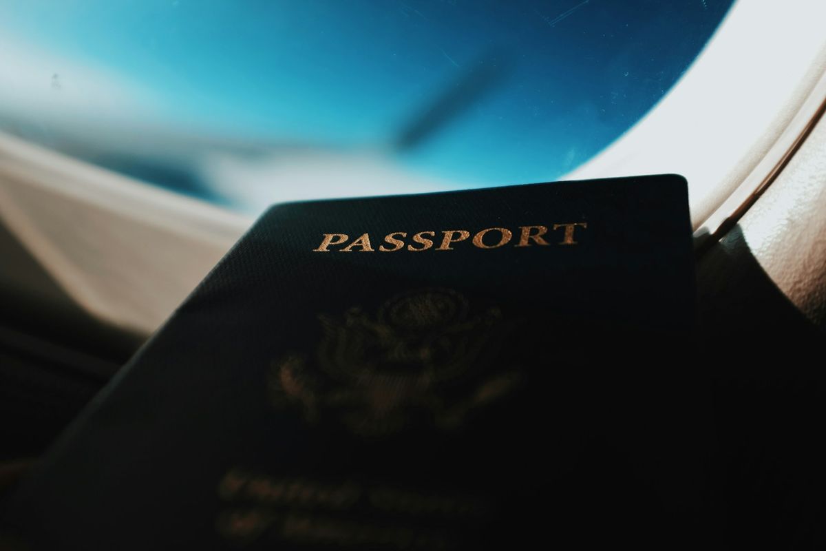 Pass i silhuett mot et flyvindu