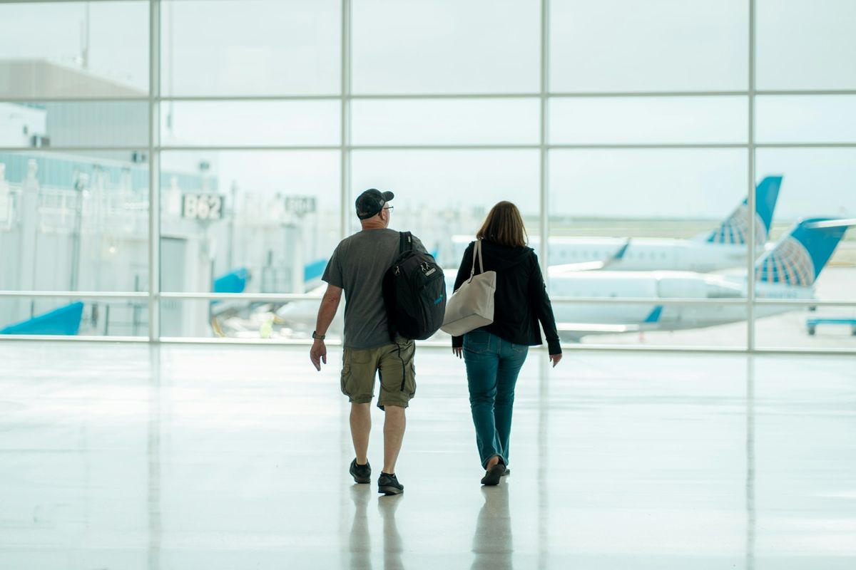 Familie på flyplassterminal