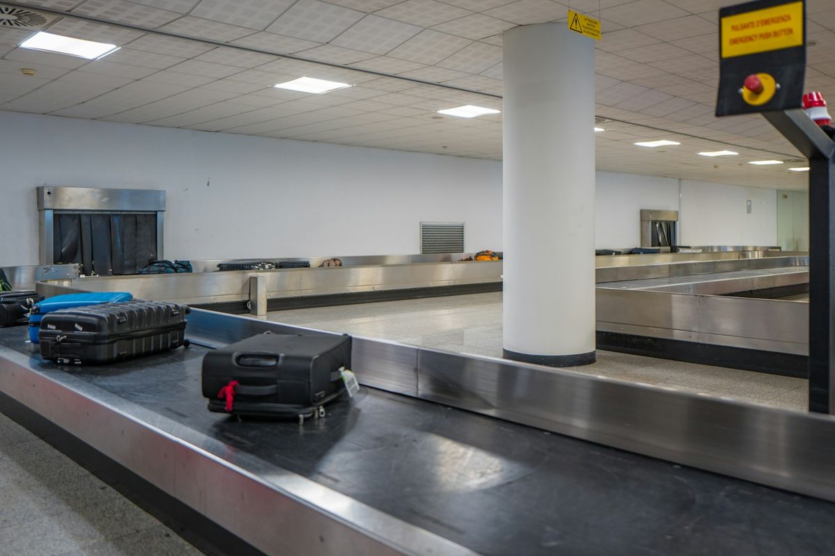 Bagasje på bagasjebånd ved bagasjeutlevering