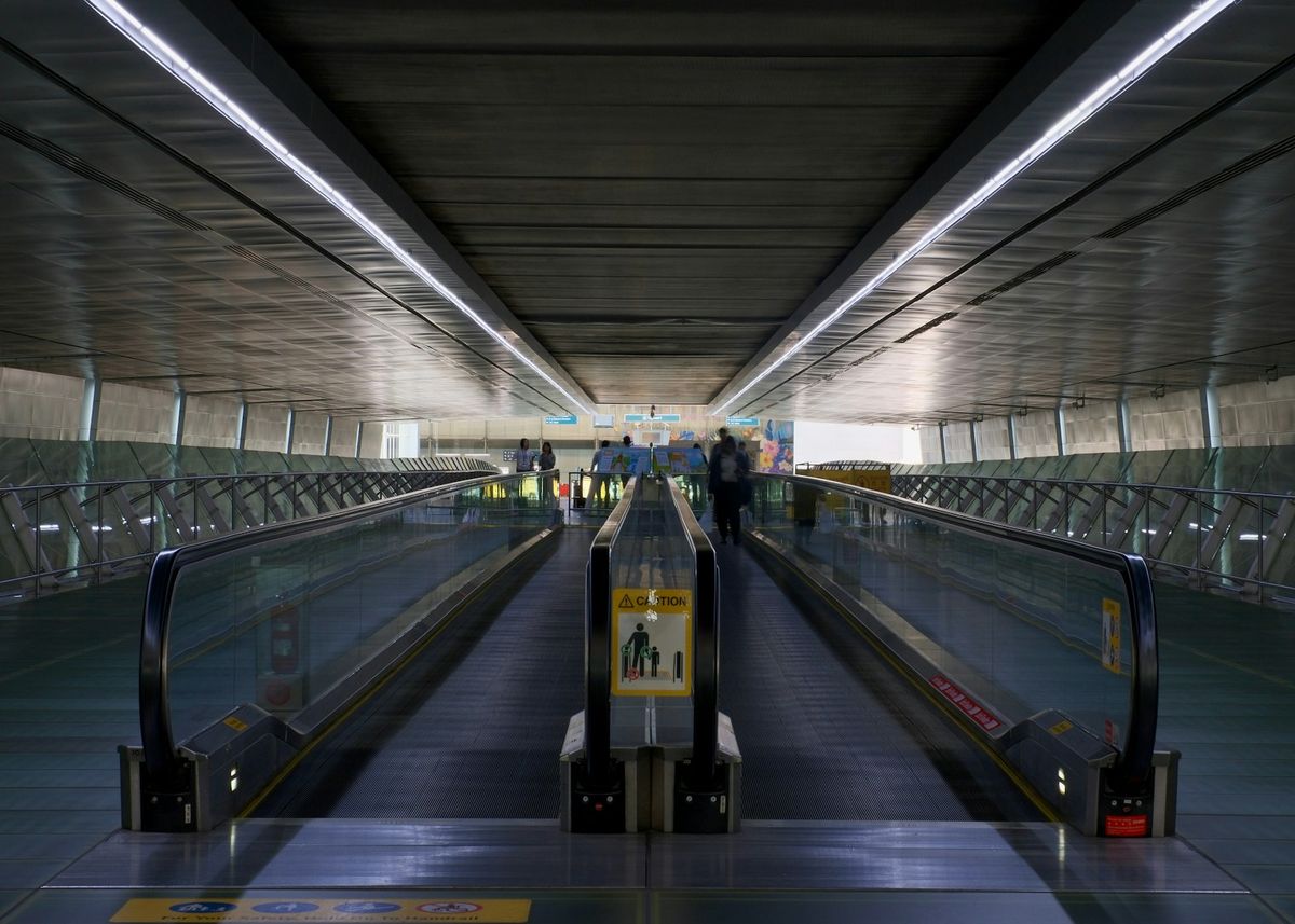Rullebånd i en moderne flyplassterminal