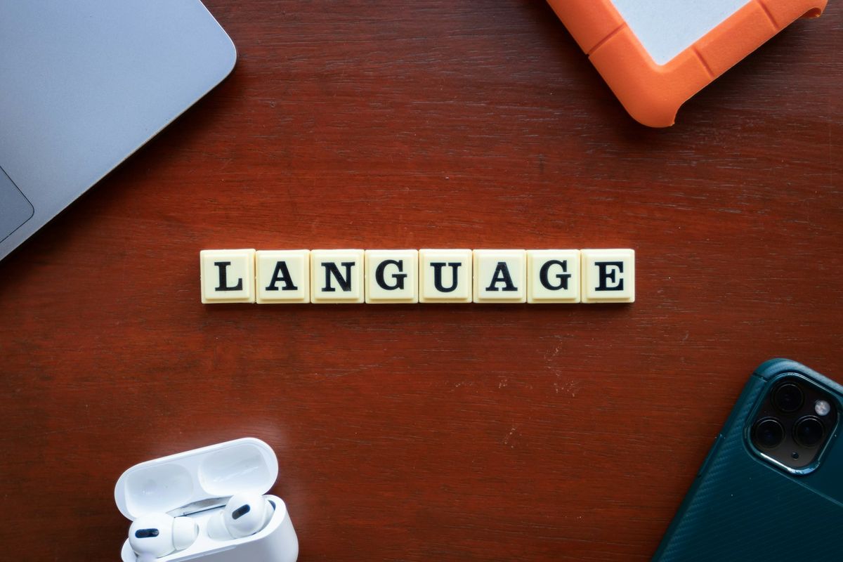 Ordet language stavet med Scrabble-brikker