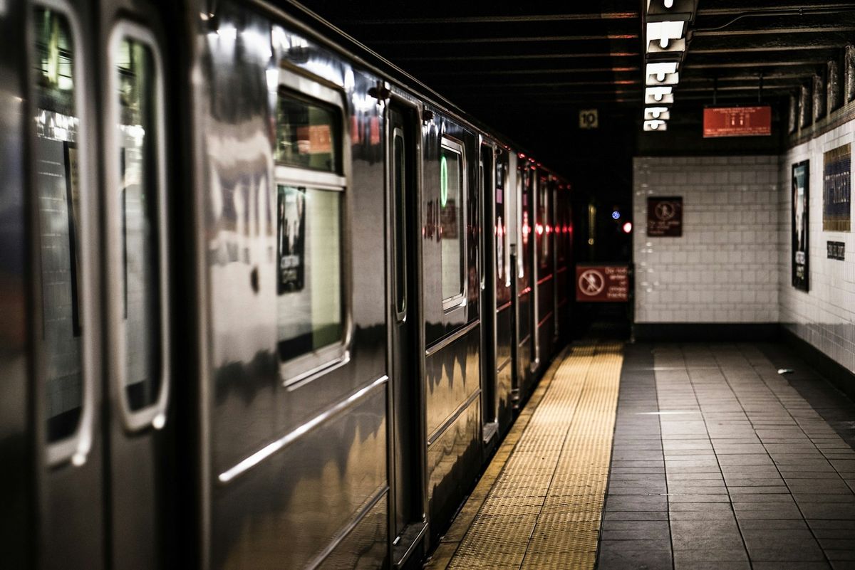 Passasjerer ved metrotog på perrong