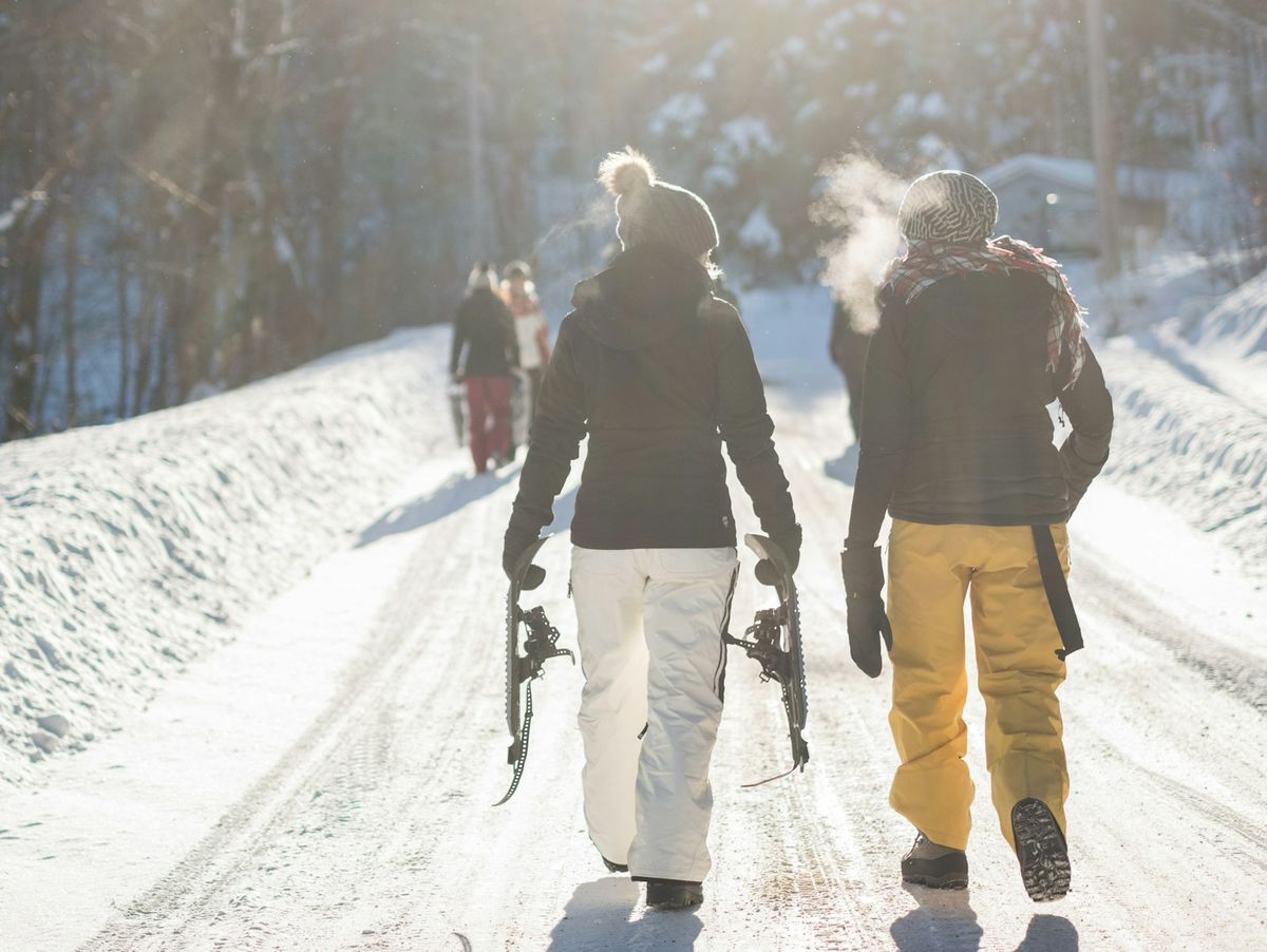 Person baerer skiutstyr i vinterfjell