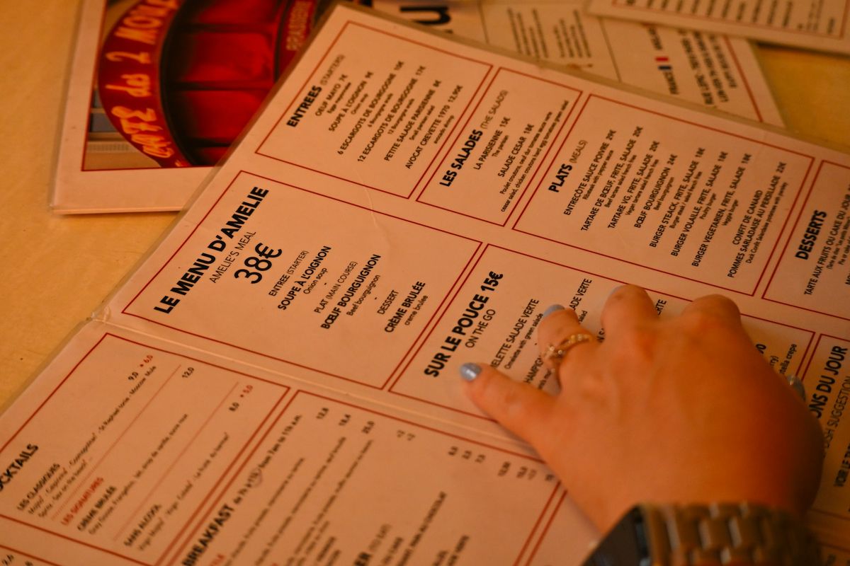 Person leser meny på restaurant