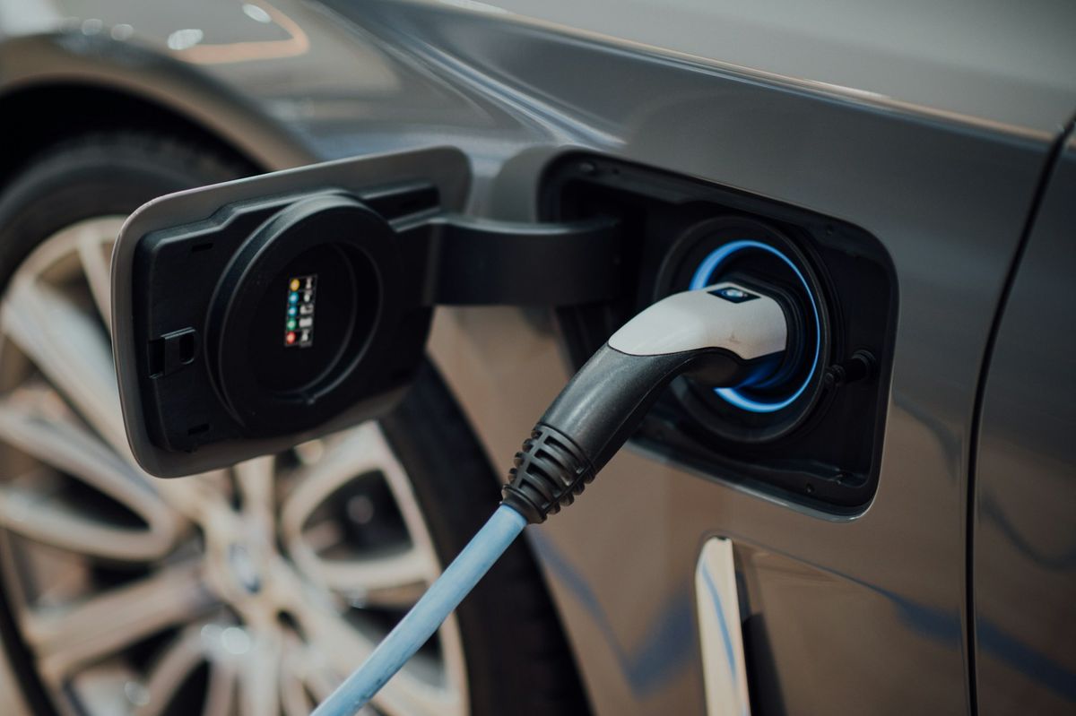 Elbil som lades ved ladestasjon