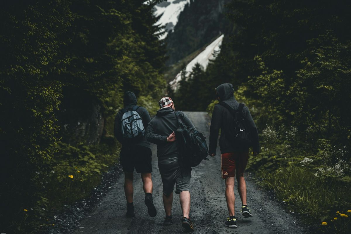 Gruppe venner går sammen på reise