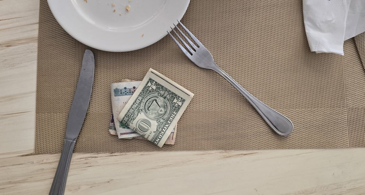 Penger lagt igjen på restaurantbord, tips