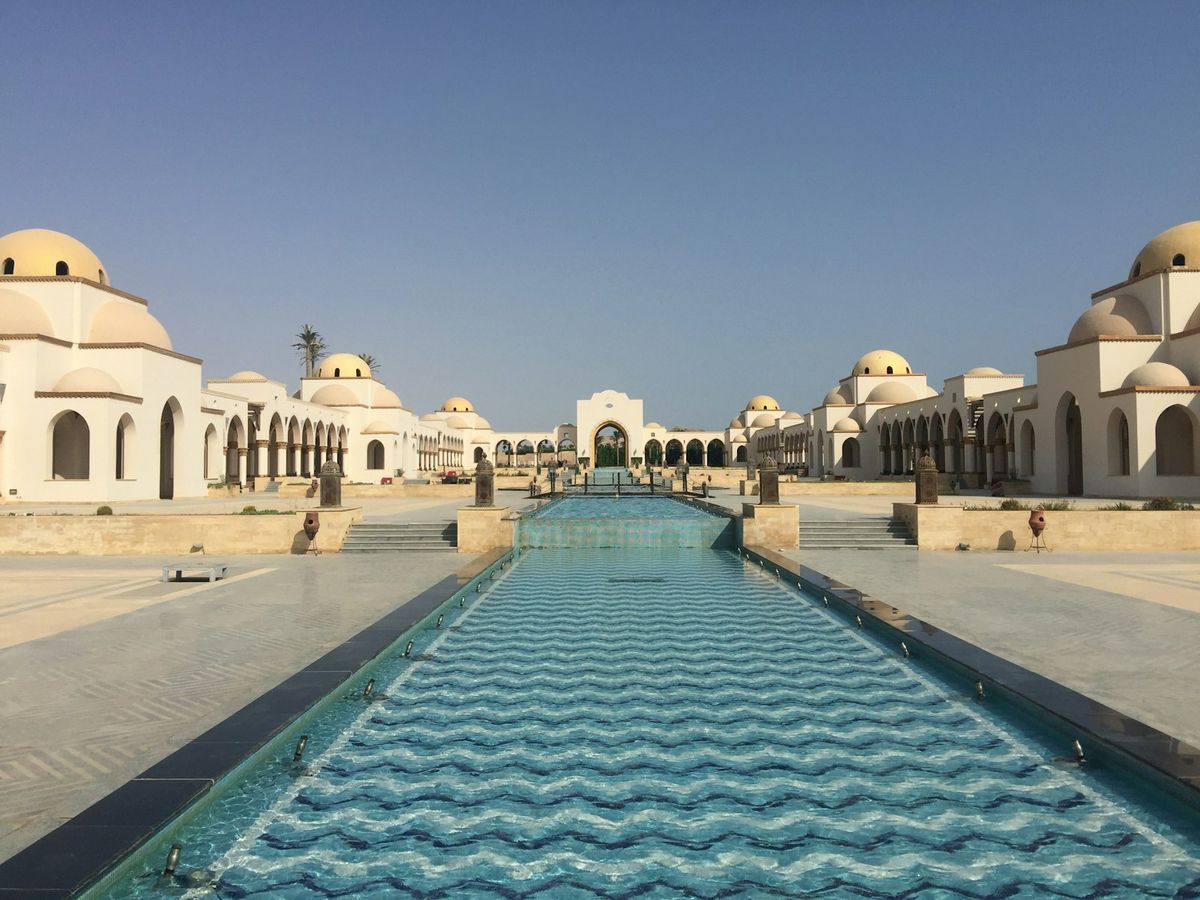 Hvite kuppelbygninger og langt fontenebasseng i Hurghada i Egypt